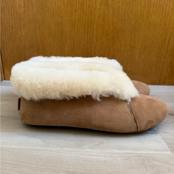 OVERLAND • 100% Sheepskin “Sofia” Soft Sole Slipper - Size 8 - Picture 2 of 10